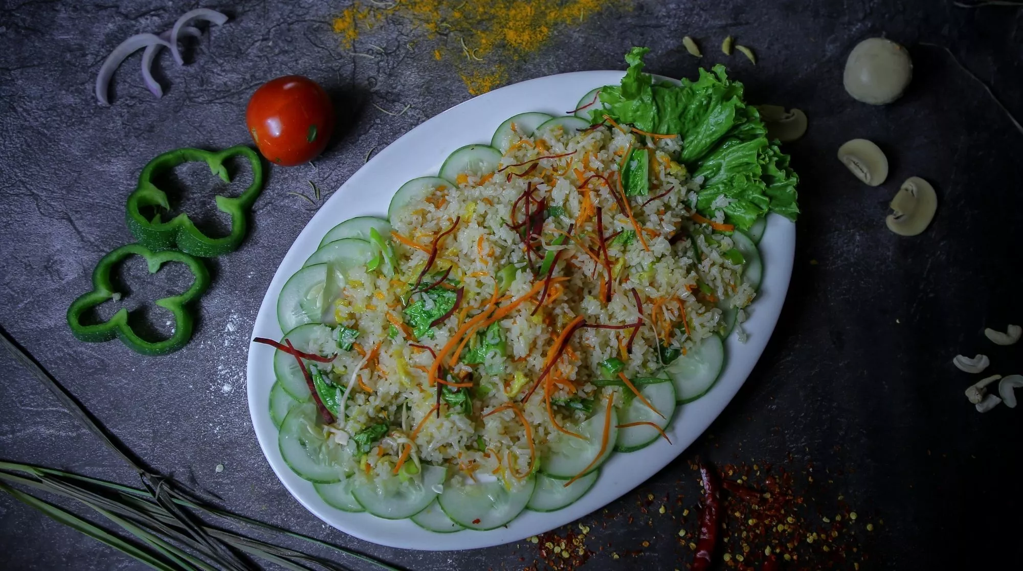 Un plato de arroz sobre una base de peino / Pexels