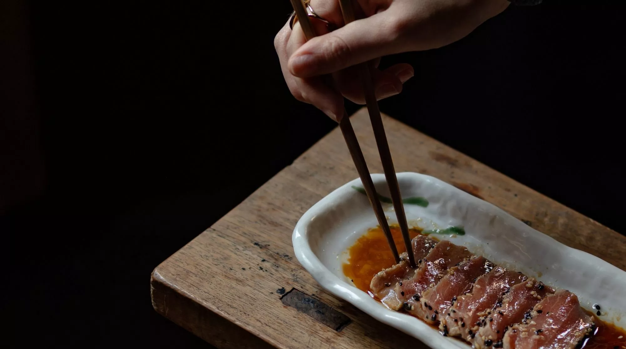 Tataki de atún en Robata, uno de los platos del menú degustación