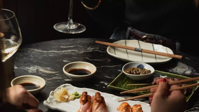 Selección de nigiris y brochetas elaboradas en la robata japonesa de Robata Selección de nigiris y brochetas elaboradas en la robata japonesa de Robata