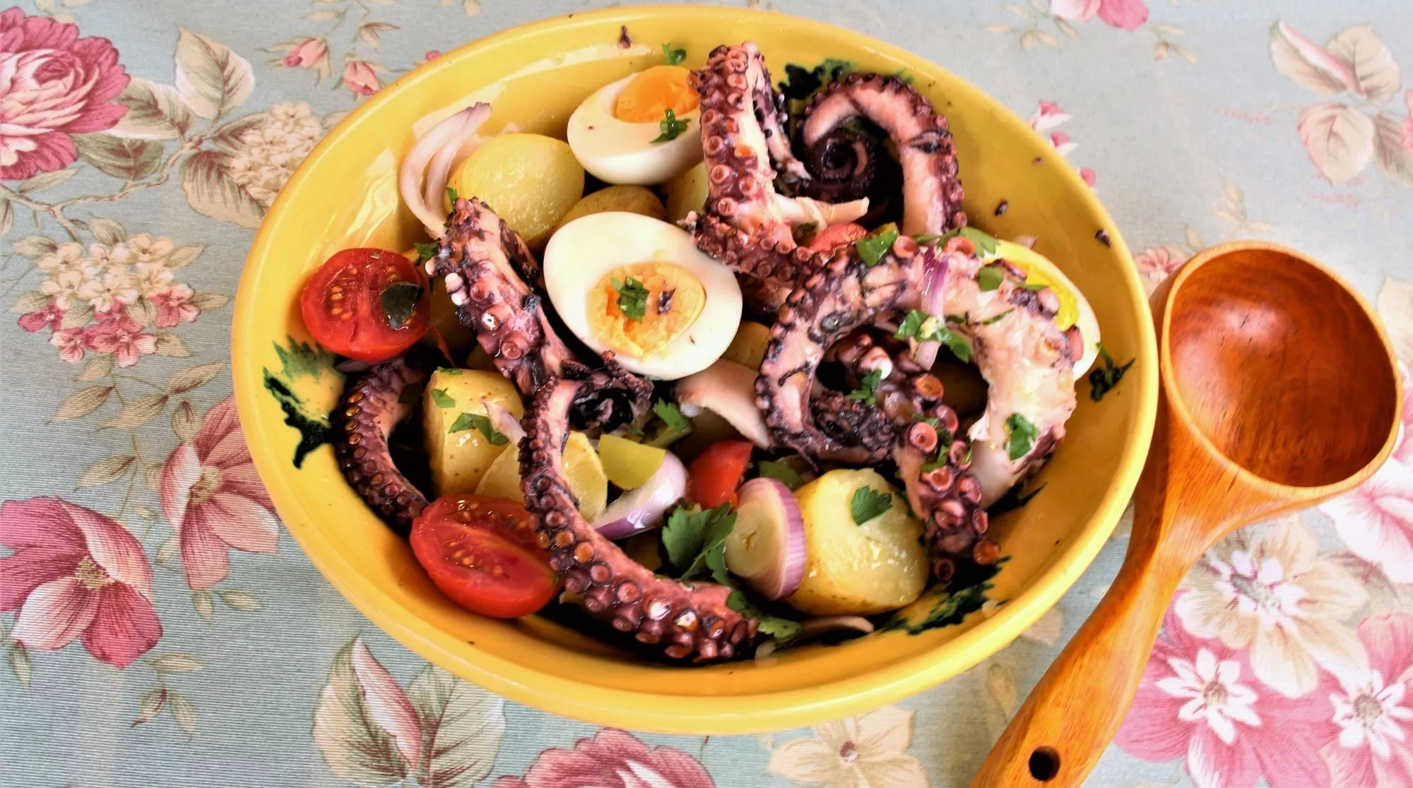 Ensalada de pulpo y patatas. Receta de Inés Butrón. Foto de Antonio Ron