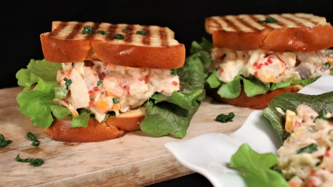 Sandwich de ensaladilla de marisco y pan de brioche. Receta de Inés Butrón. Foto de Antonio Ron Sandwich de ensaladilla de marisco y pan de brioche. Receta de Inés Butrón. Foto de Antonio Ron