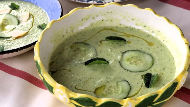 Sopa de pepino con manzana y yogurt. Receta de Inés Butrón. Foto de Antonio Ron Sopa de pepino con manzana y yogurt. Receta de Inés Butrón. Foto de Antonio Ron