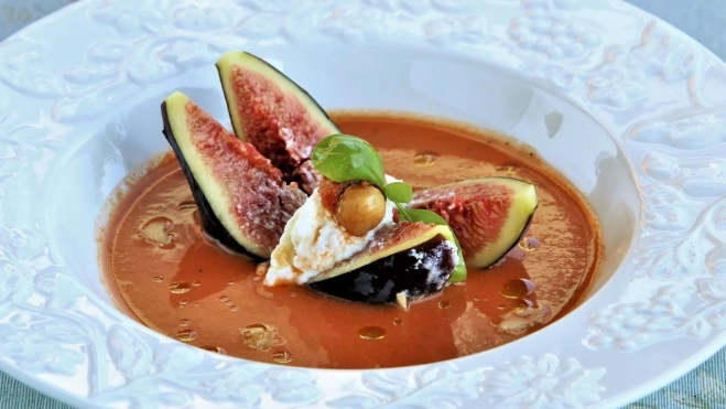 Ensalada murciana de tomates, cebolla encurtida, bonito y tallos de alcaparras. Receta de Inés Butrón. Foto de Antonio Ron Ensalada murciana de tomates, cebolla encurtida, bonito y tallos de alcaparras. Receta de Inés Butrón. Foto de Antonio Ron