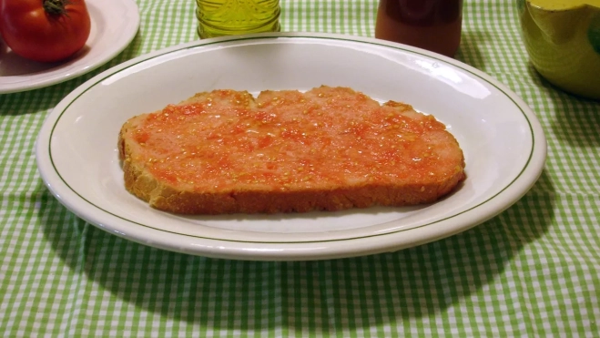 Rebanada de pan con tomate Rebanada de pan con tomate