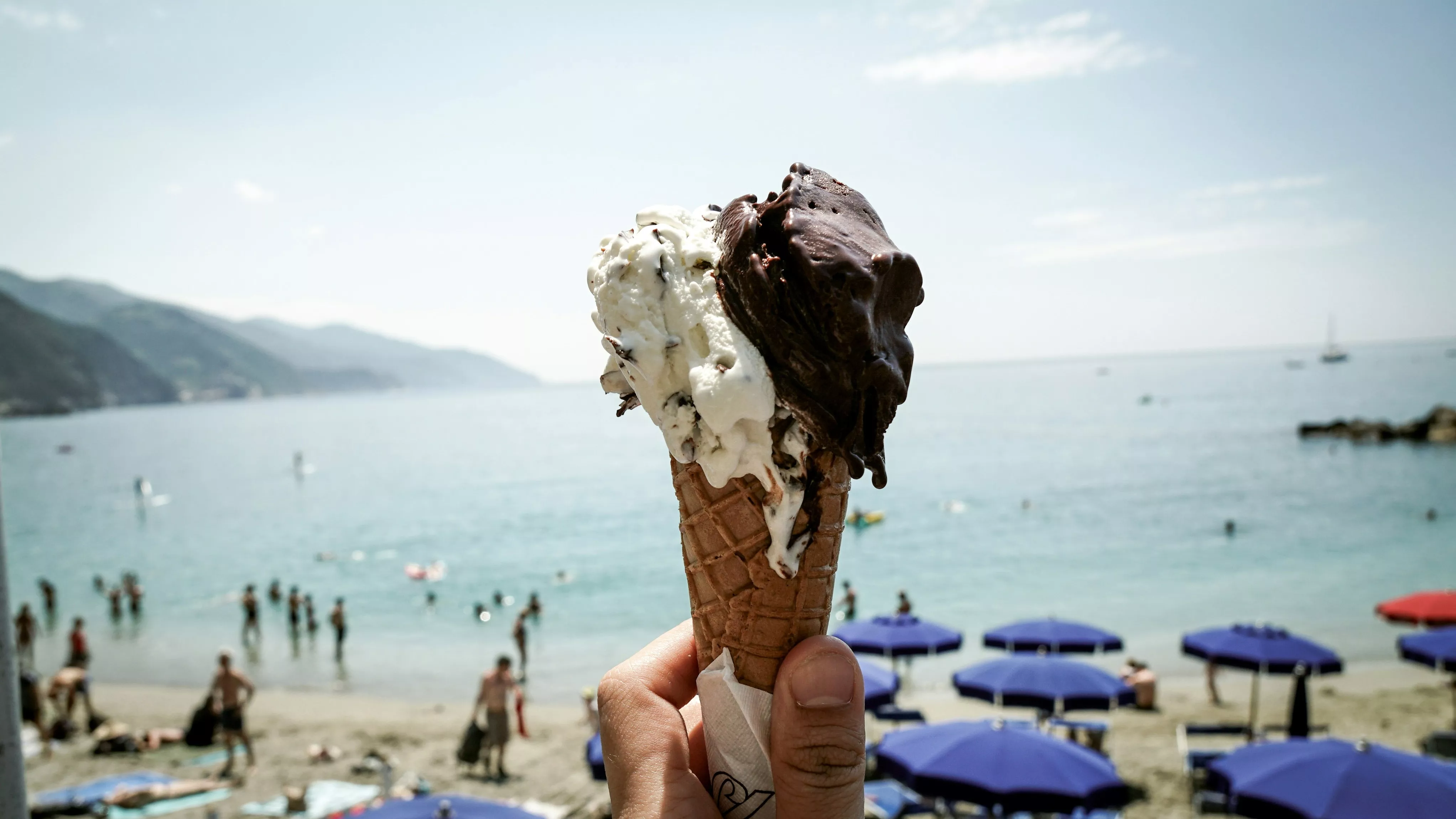 Cono de helado ante una playa / Unsplash
