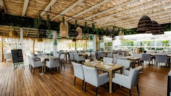 Salón exterior listo para una comida