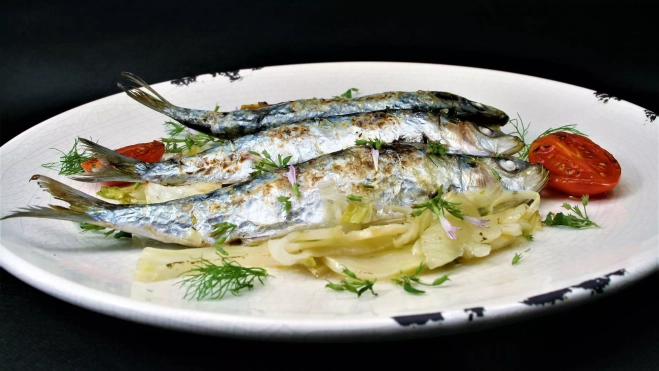 Sardinas a la brasa con hinojo y cherrys, una receta de Inés Butrón / Antonio Ron Sardinas a la brasa con hinojo y cherrys, una receta de Inés Butrón / Antonio Ron