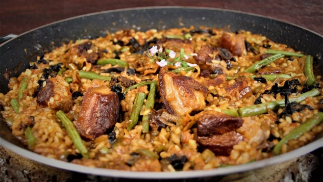 Arroz de papada y costilla de cerdo con trompetas de la muerte y judías verdes, receta de Inés Butrón / Antonio Ron Arroz de papada y costilla de cerdo con trompetas de la muerte y judías verdes, receta de Inés Butrón / Antonio Ron
