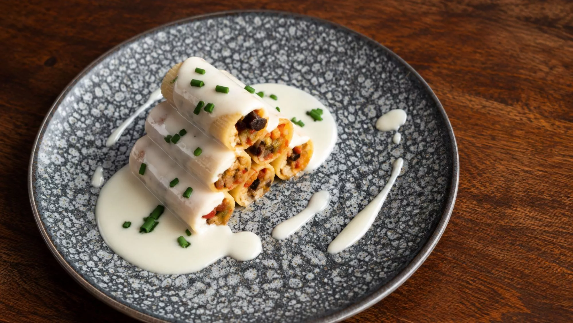 Rigatoni rellenos de samfaina con pil pil de bacalao, receta de Bart Burger Gastronòmic / Cedida