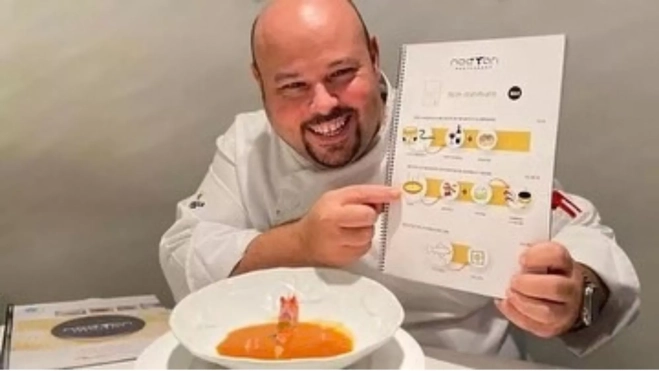Jordi Esteve con la carta para personas autistas del restaurante Nectari (Barcelona) / Cedida Jordi Esteve con la carta para personas autistas del restaurante Nectari (Barcelona) / Cedida