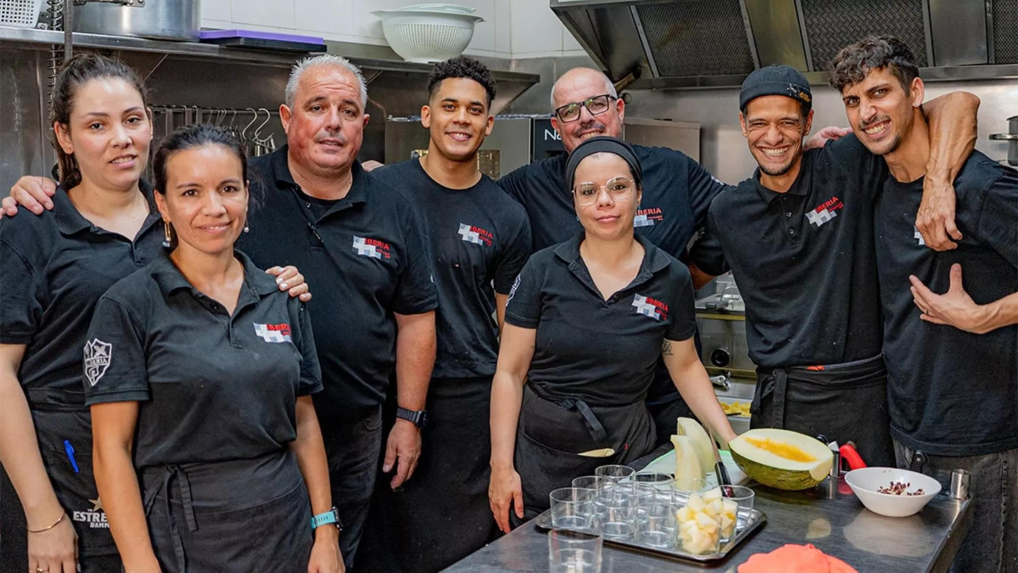 El equipo del Bar Iberia (Barcelona) en la cocina / Txaber Allué