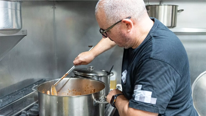 Francisco Álvarez en la cocina del Bar Iberia (Barcelona) / Txaber Allué