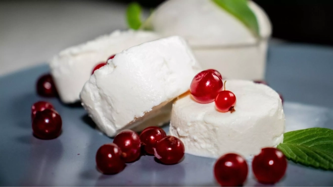 Queso con frutos del bosque / Unsplash Queso con frutos del bosque / Unsplash