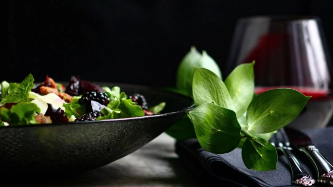 Ensalada variada con un toque de moras / Unsplash Ensalada variada con un toque de moras / Unsplash
