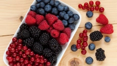 Frutos rojos más allá del postre: 5 beneficios e ideas fáciles para incorporarlos a tus platos