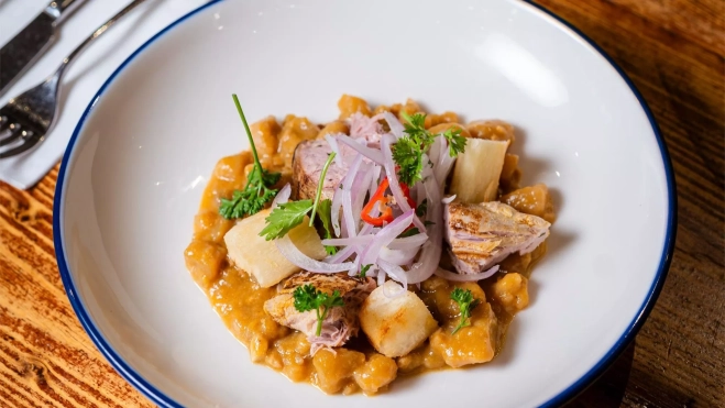Carapulcra a la chinchana con presa ibérica de Juan Carlos (Kero) / Cedida Carapulcra a la chinchana con presa ibérica de Juan Carlos (Kero) / Cedida