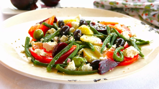 Judías verdes de temporada en ensalada con remolacha, tomates, feta y aceitunas, receta de Inés Butrón / Antonio Ron Judías verdes de temporada en ensalada con remolacha, tomates, feta y aceitunas, receta de Inés Butrón / Antonio Ron