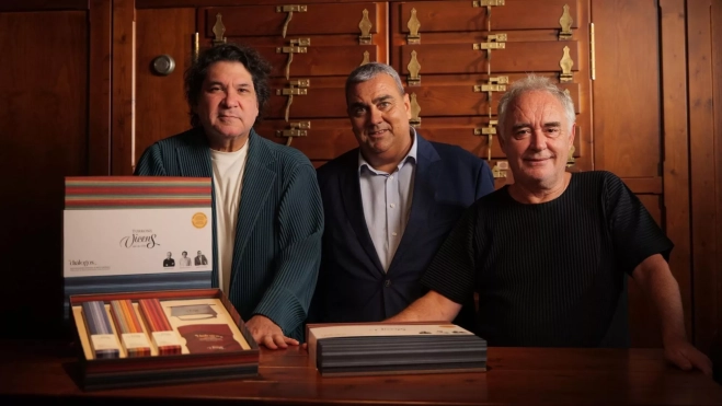 Gastón Acurio, Ángel Velasco y Ferran Adrià con los turrones de la colección 'Diálogos' / Cedida Gastón Acurio, Ángel Velasco y Ferran Adrià con los turrones de la colección 'Diálogos' / Cedida