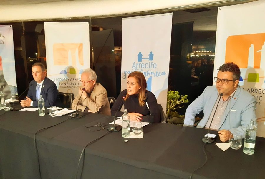 Arrecife.-Capital-de-la-Malvasa.-La-alcaldesa-de-Arrecife-y-el-concejal-de-Turismo-con-Jos-Pen-y-Rafael-Poveda