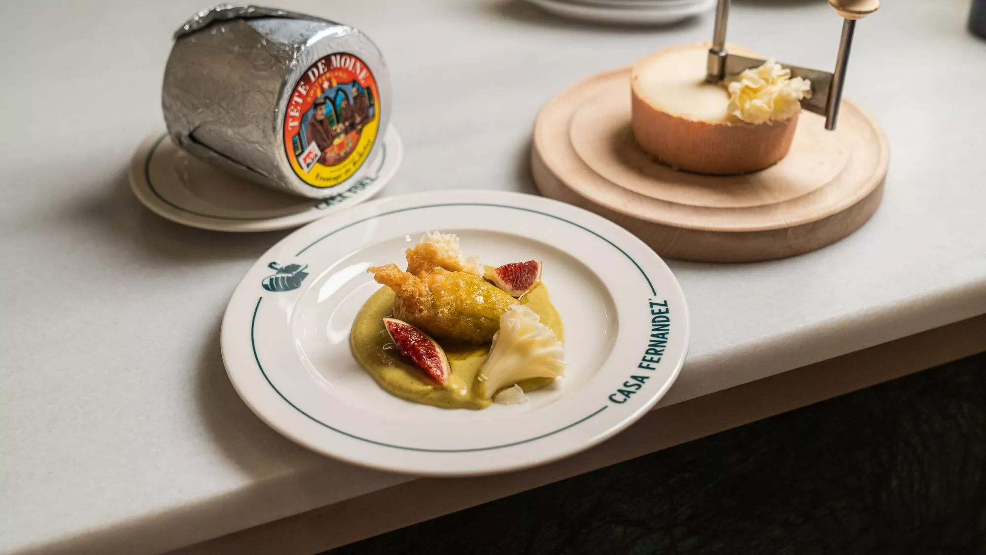 Flor de calabacín rellena de Tête de Moine AOP, higos y miel de trufa en Casa Fernández / Cedida / Barcelona busca el mejor plato creativo elaborado con queso Tête de Moine: dónde puedes probarlos