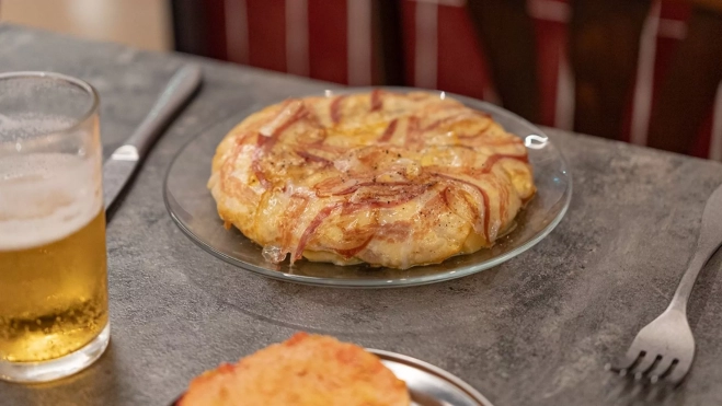 La tortilla de Tonet del Mercat en el Mercat del Ninot (Barcelona) / Txaber Allué La tortilla de Tonet del Mercat en el Mercat del Ninot (Barcelona) / Txaber Allué
