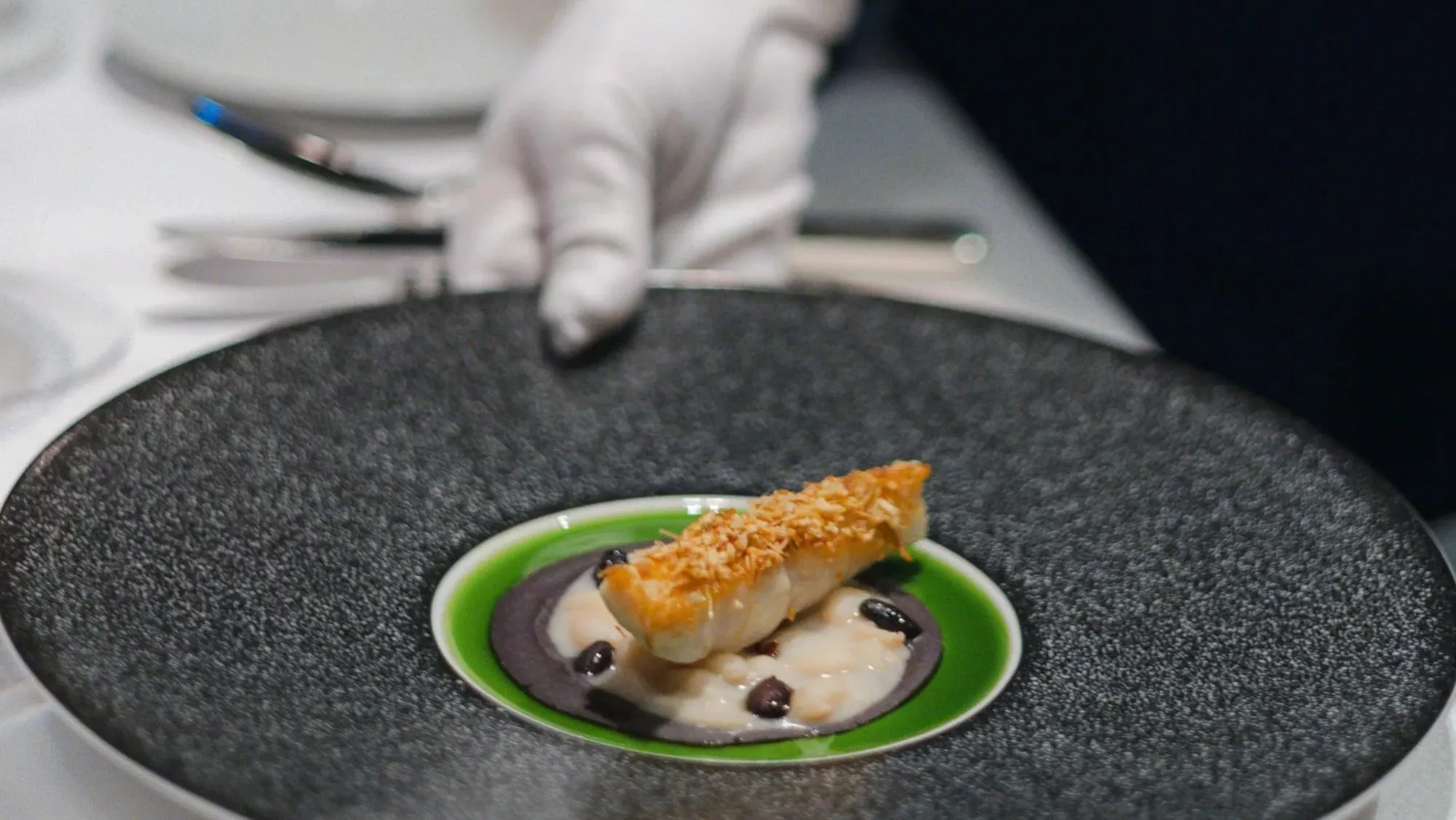 Plato servido en un restaurante de alta cocina / Canva