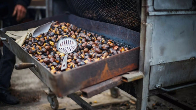 Castañero asando castañas / Unsplash Castañero asando castañas / Unsplash