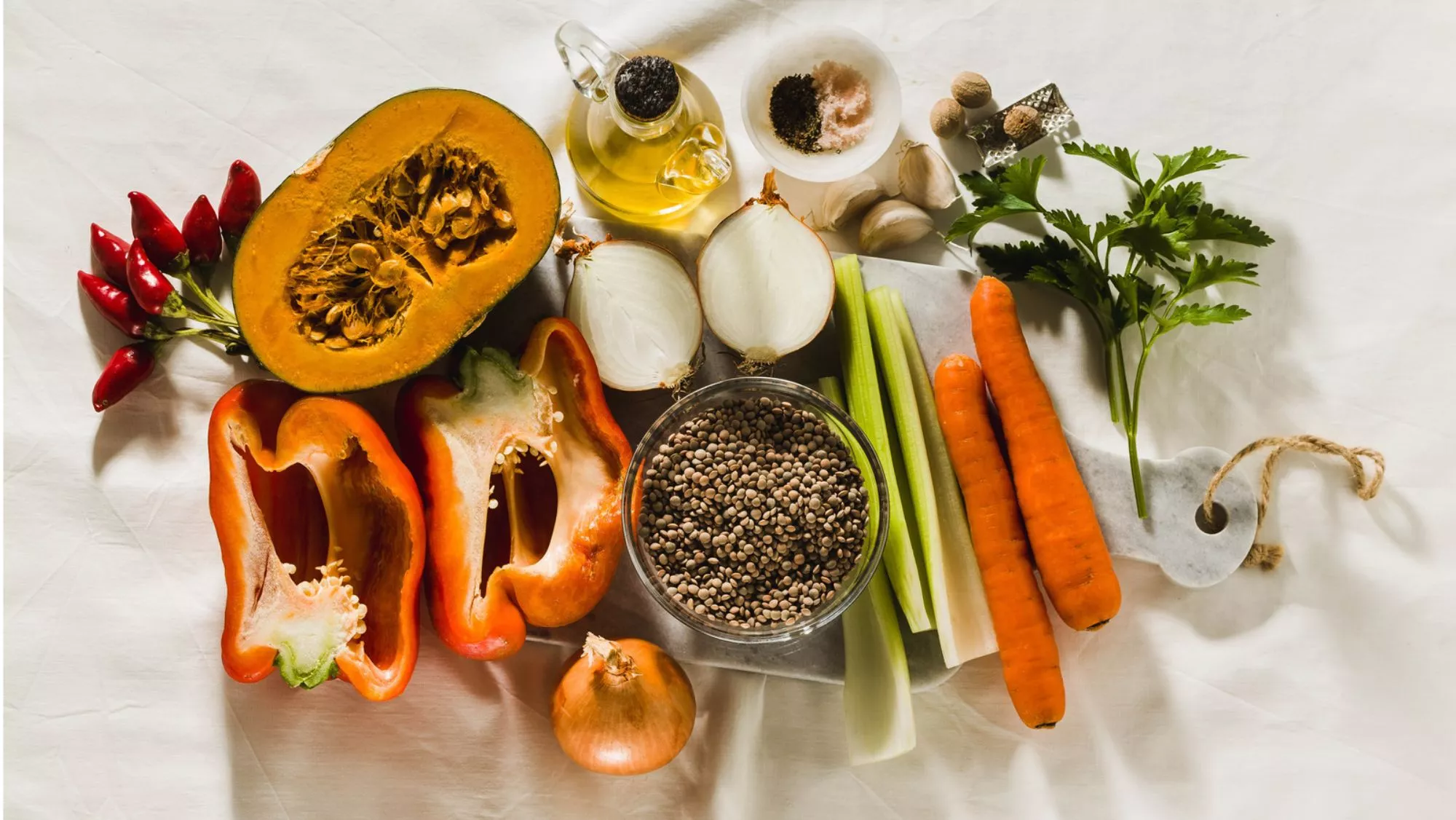 Alimentos de otoño sobre una mesa / Canva