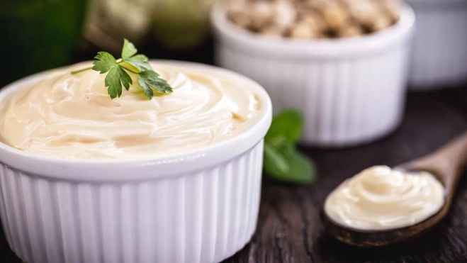 Cuenco con mayonesa vegana / Canva