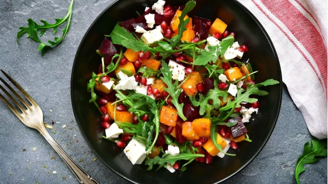 Ensalada de rúcula, remolacha, calabaza, granada y queso / Canva Ensalada de rúcula, remolacha, calabaza, granada y queso / Canva