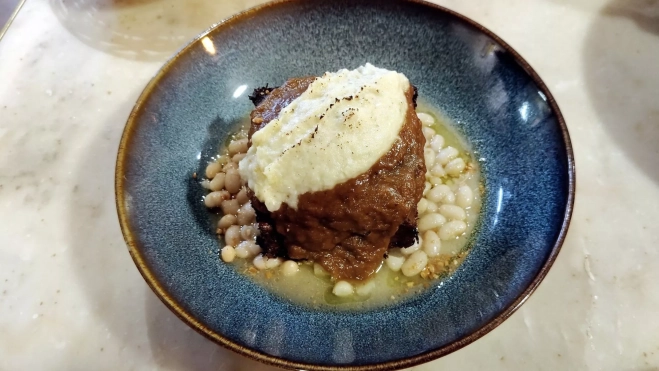 La carrillera con alubias y brandada de bacalao de l'Andreuenc (Barcelona) / Òscar Gómez La carrillera con alubias y brandada de bacalao de l'Andreuenc (Barcelona) / Òscar Gómez