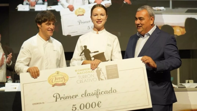 Nadzeya Kahno con Jordi Cruz y Àngel Velasco, miembros del jurado / Cedida