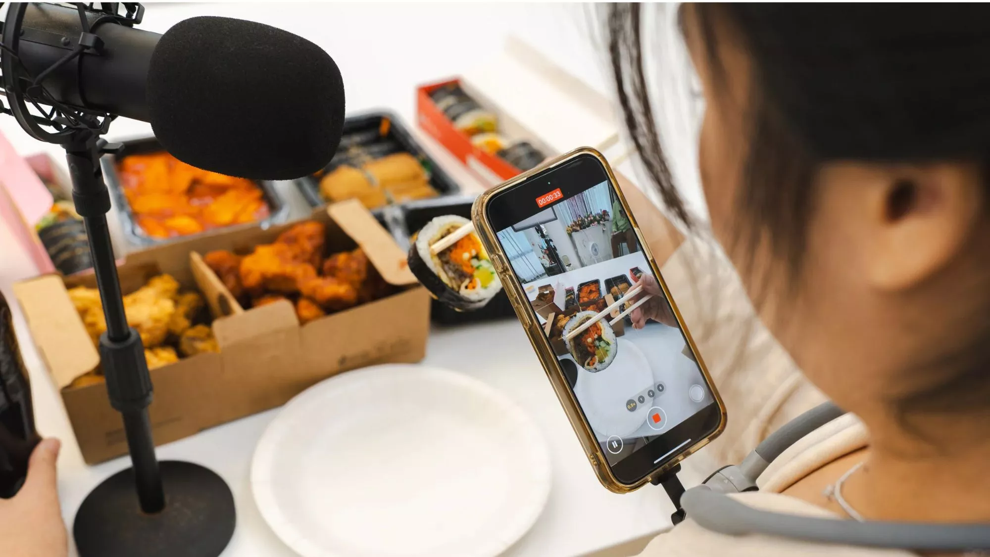 Influencer gastronómico grabando en un buffet asiático / Canva / Los influencers dicen que todo es "brutal" mientras Endesa hace números