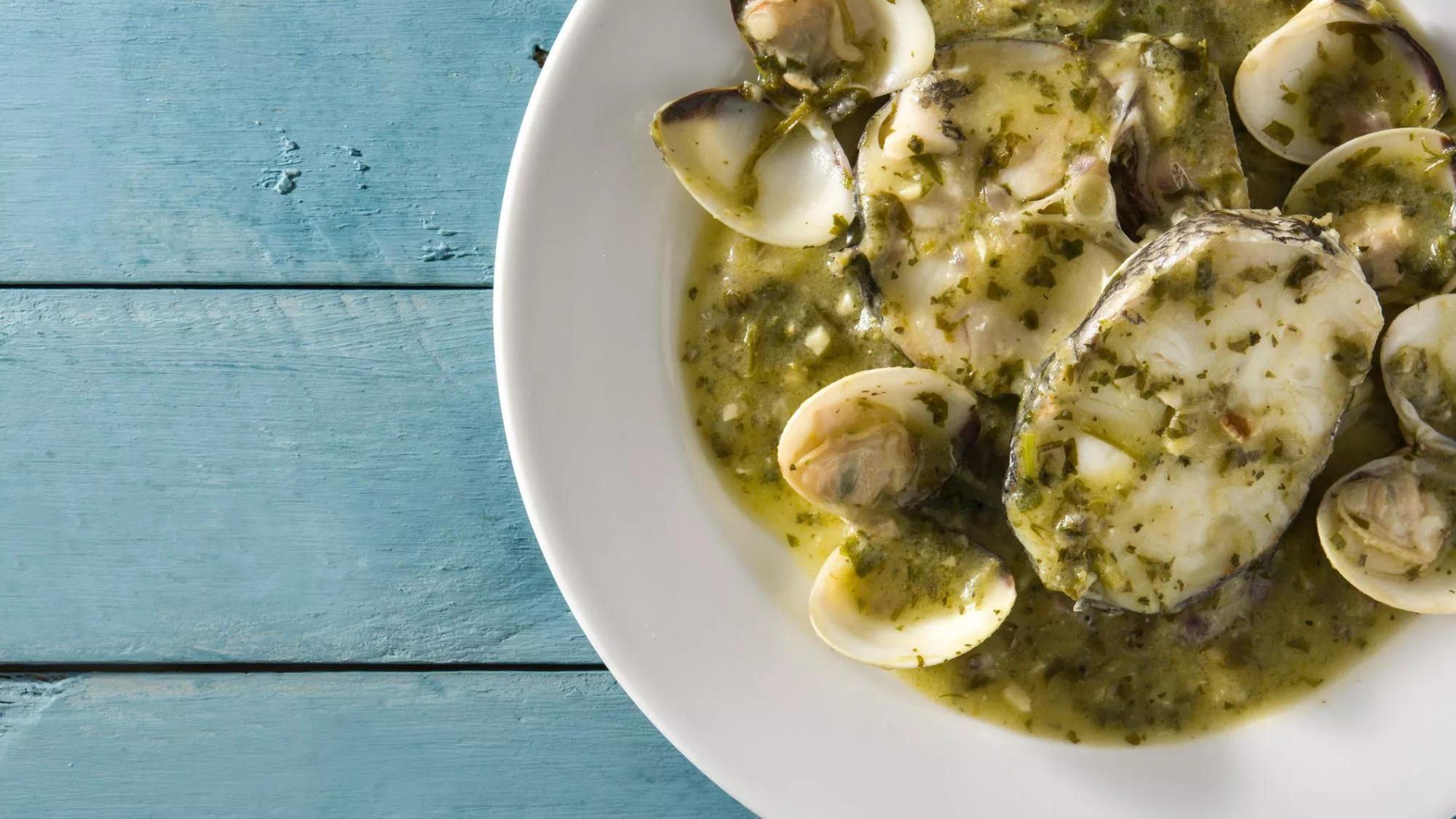 Plato de merluza en salsa verde, una receta clásica de la cocina vasca / Canva