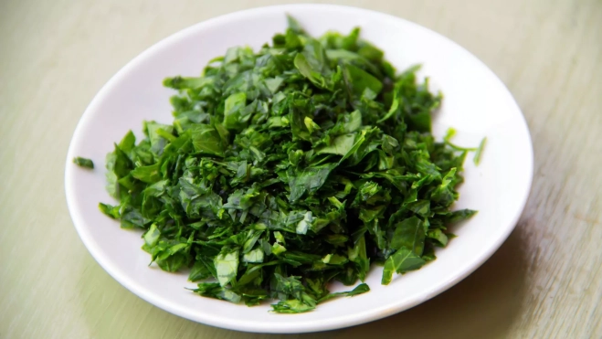 Perejil cortado, esencial en la receta de merluza con salsa verde / Canva