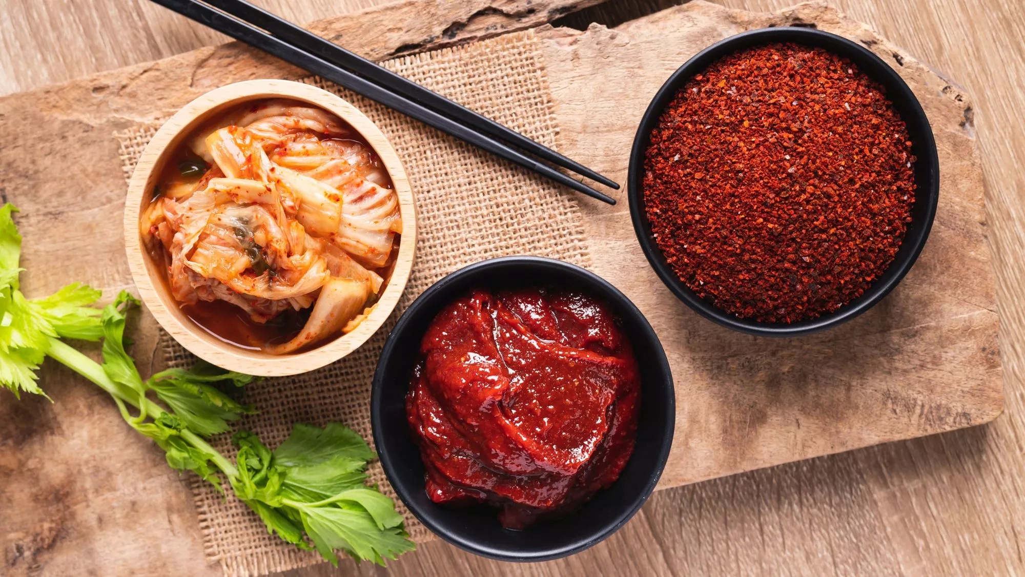 Cuencos con gochujang, kimchi y chile picado / Canva