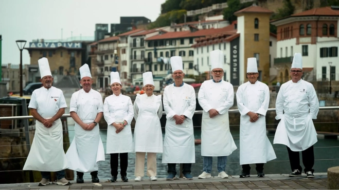 Representantes de la Nueva Cocina Vasca en el puerto de San Sebastián / Cedida Representantes de la Nueva Cocina Vasca en el puerto de San Sebastián / Cedida