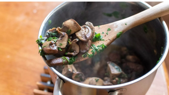 Champiñones salteados en una olla con perejil / Canva Champiñones salteados en una olla con perejil / Canva