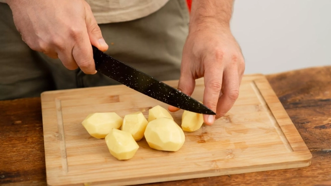Chascar las patatas es una de las claves de la receta / Canva