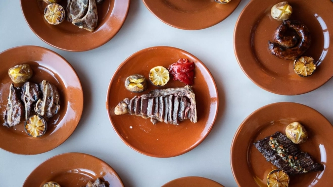Diversos platos de carne a la brasa Diversos platos de carne a la brasa