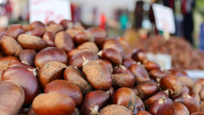 Castañas a la venta en un mercado / Canva Castañas a la venta en un mercado / Canva