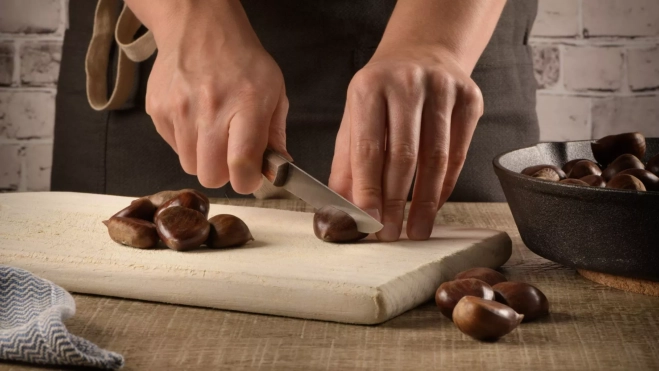 Cocinero cortando castañas / Canva Cocinero cortando castañas / Canva
