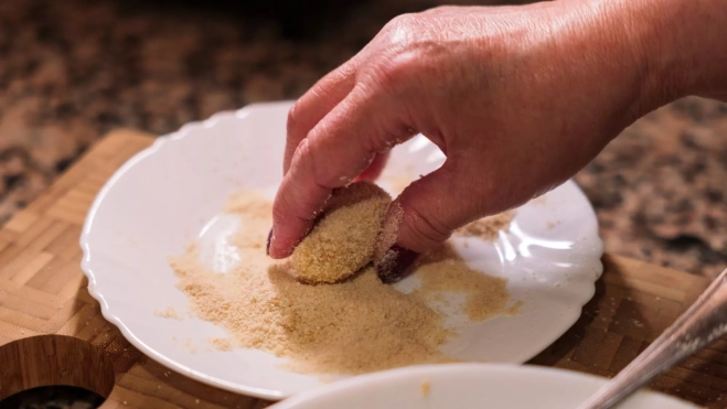 Rebozado de unas croquetas / Canva Rebozado de unas croquetas / Canva