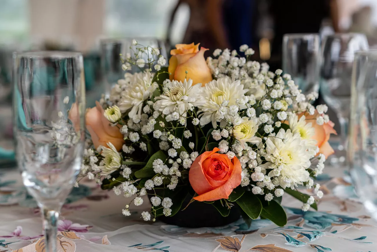 Centro de mesa con flores en una celebración / MAGNIFIC