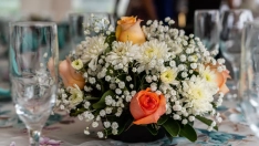 Flores y gastronomía en la mesa: cómo crear momentos memorables en cada celebración