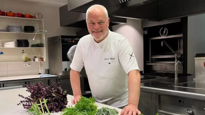 El chef Xavier Pellicer en la cocina de su restaurante / Instagram