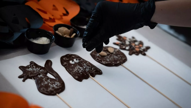 Taller de piruletas en el Museu de la Xocolata de Barcelona / Cedida Taller de piruletas en el Museu de la Xocolata de Barcelona / Cedida