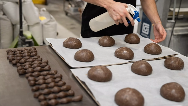 Elaboración del pan de muerto de chocolate de Suca'l en su obrador de Barcelona / ÒSCAR GIL COY Elaboración del pan de muerto de chocolate de Suca'l en su obrador de Barcelona / ÒSCAR GIL COY