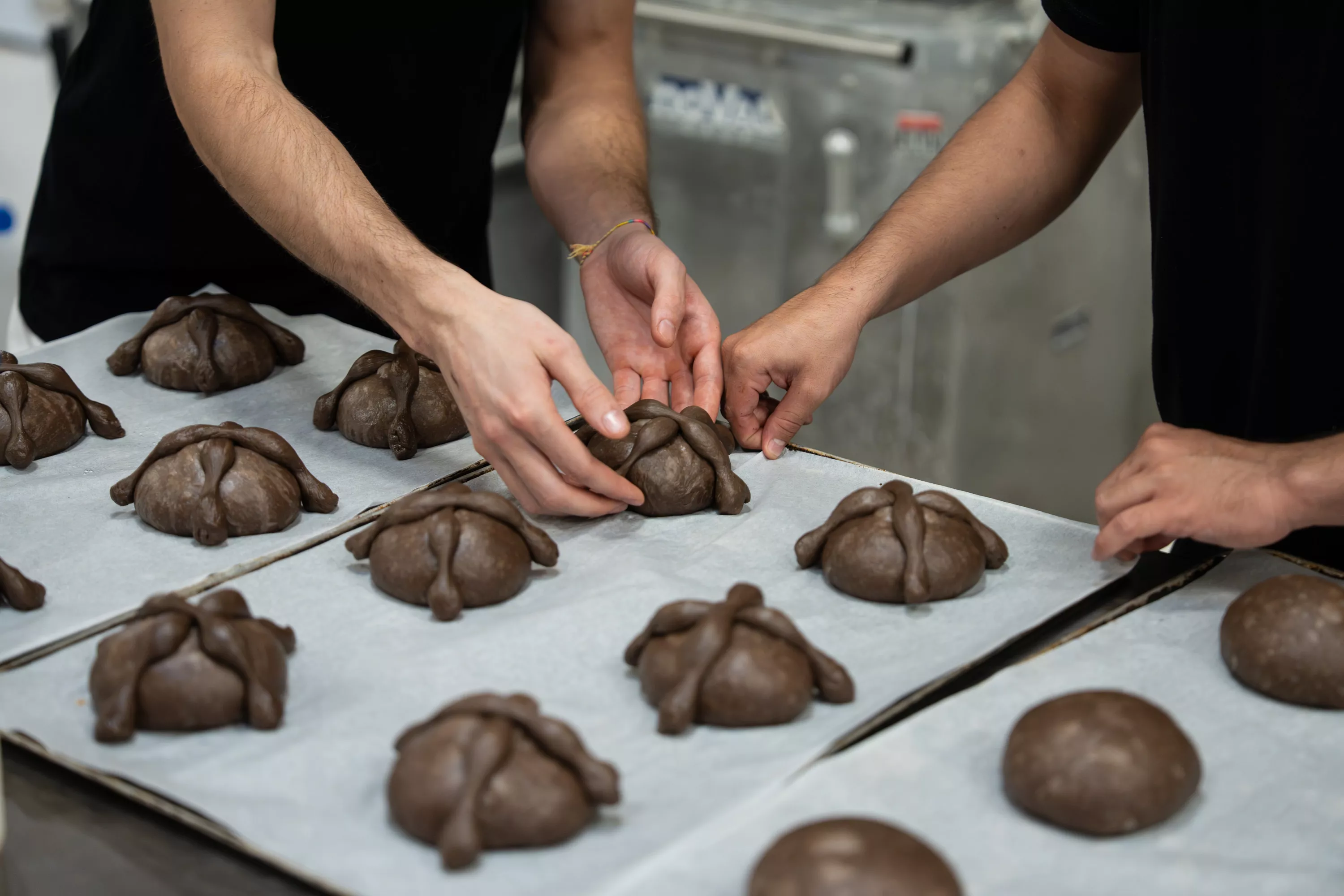Elaboración del pan de muerto de chocolate de Suca'l en su obrador de Barcelona / ÒSCAR GIL COY