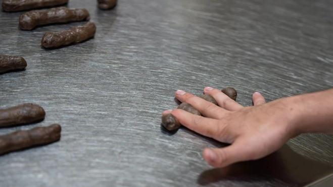 Elaboración del pan de muerto de chocolate de Suca'l en su obrador de Barcelona / ÒSCAR GIL COY Elaboración del pan de muerto de chocolate de Suca'l en su obrador de Barcelona / ÒSCAR GIL COY